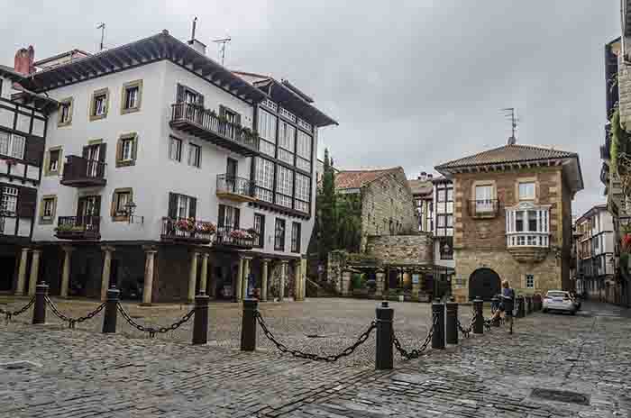 Guipúzcoa - Hondarribia 05 - plaza Gipuzkoa o De las Cadenas.jpg